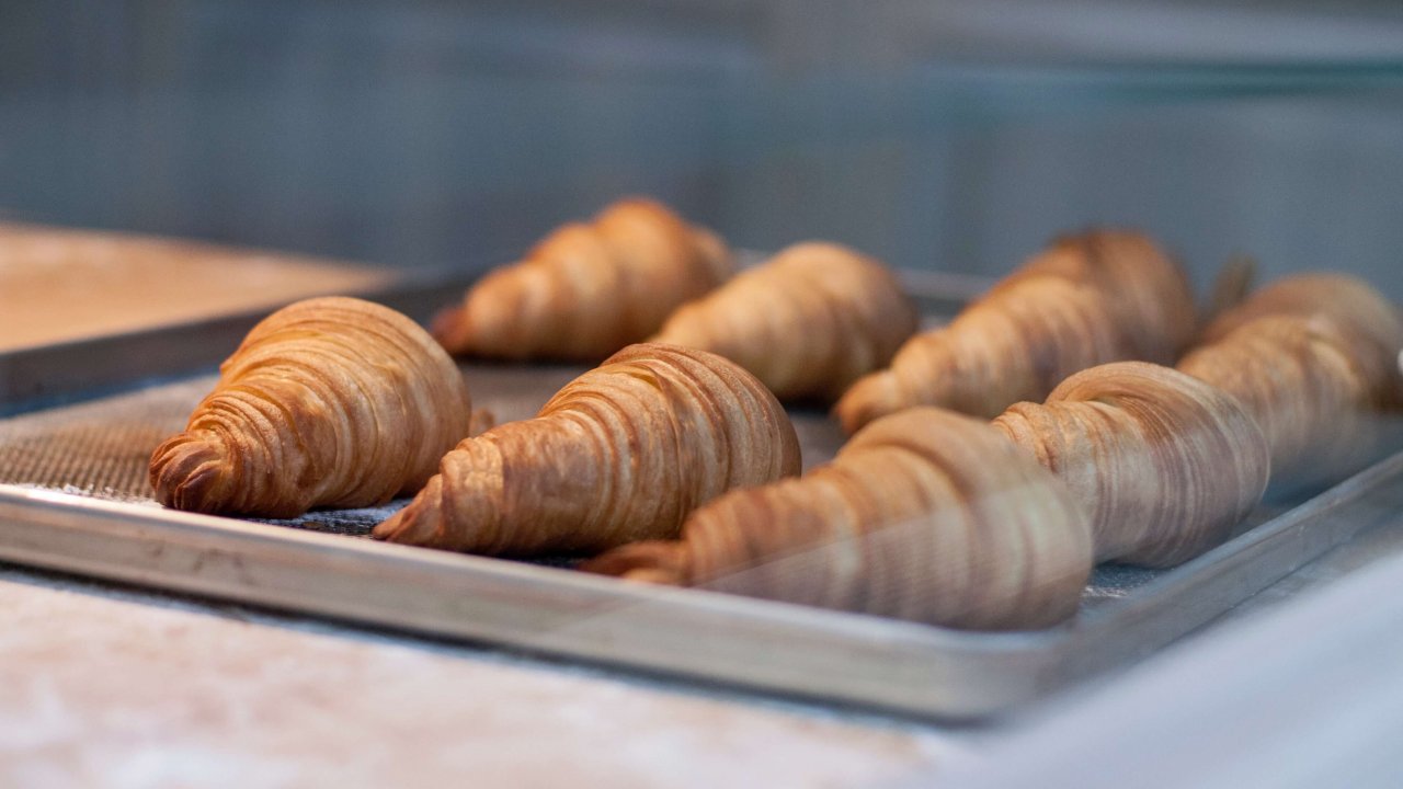 bakery-breakfast-croissants-8761